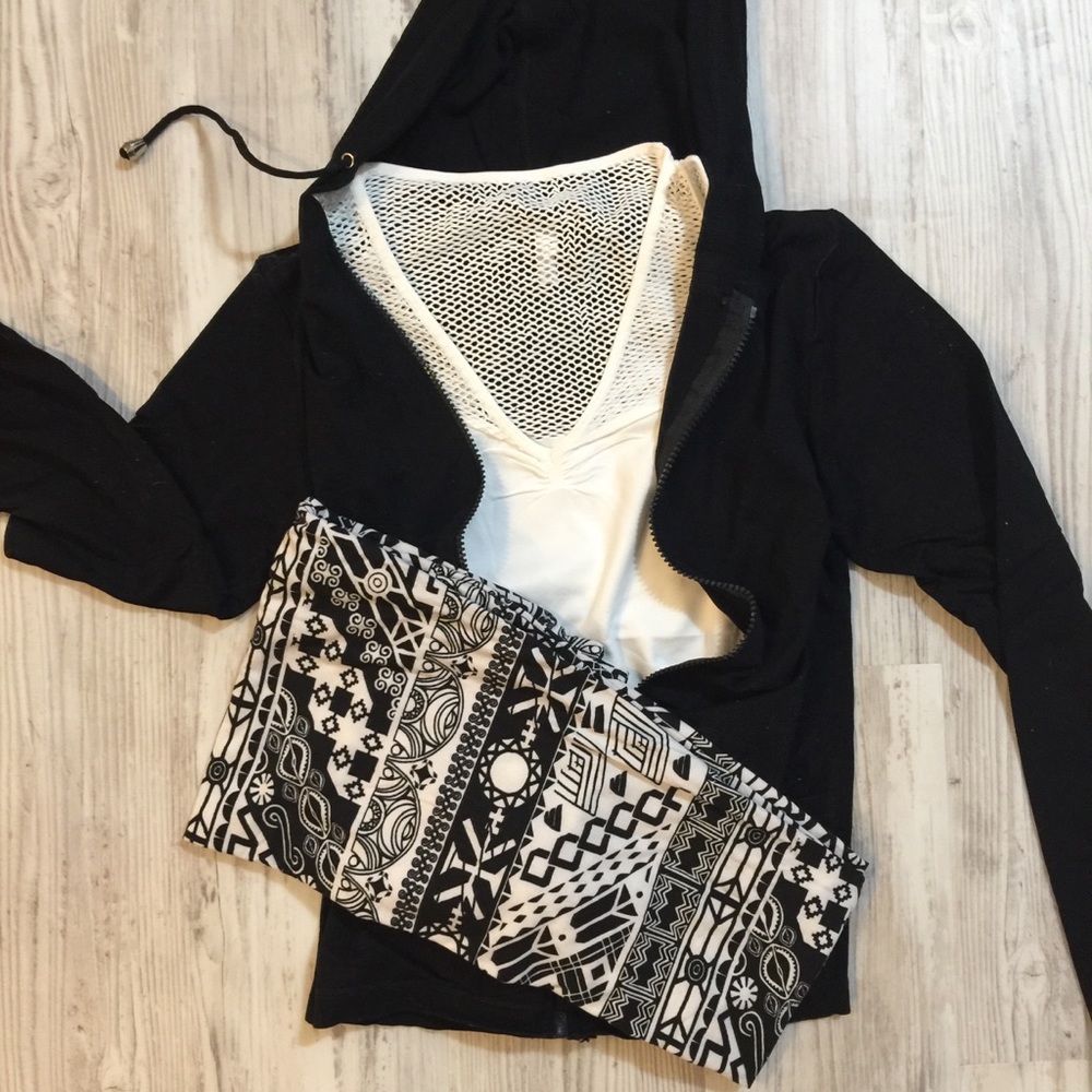 2 colors for $13🏃‍♀️Noir Hoodie